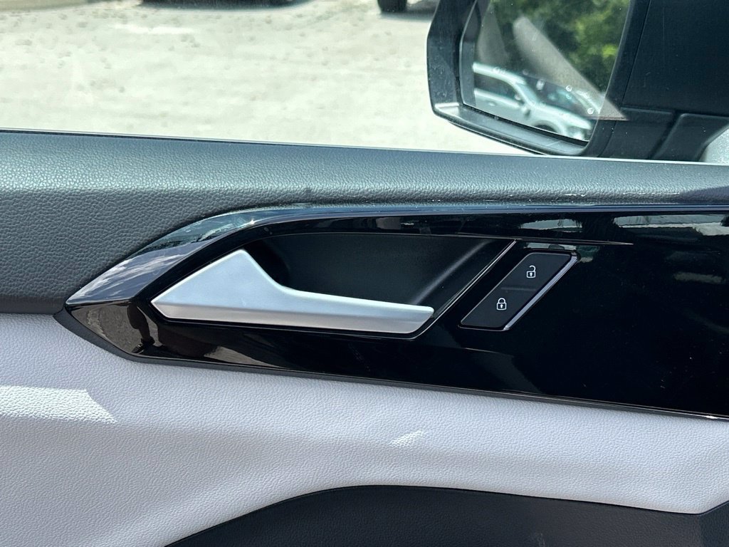Certified 2025 Volkswagen Taos S FWD image 17
