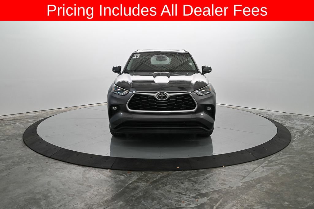 Used 2023 Toyota Highlander XLE FWD image 3