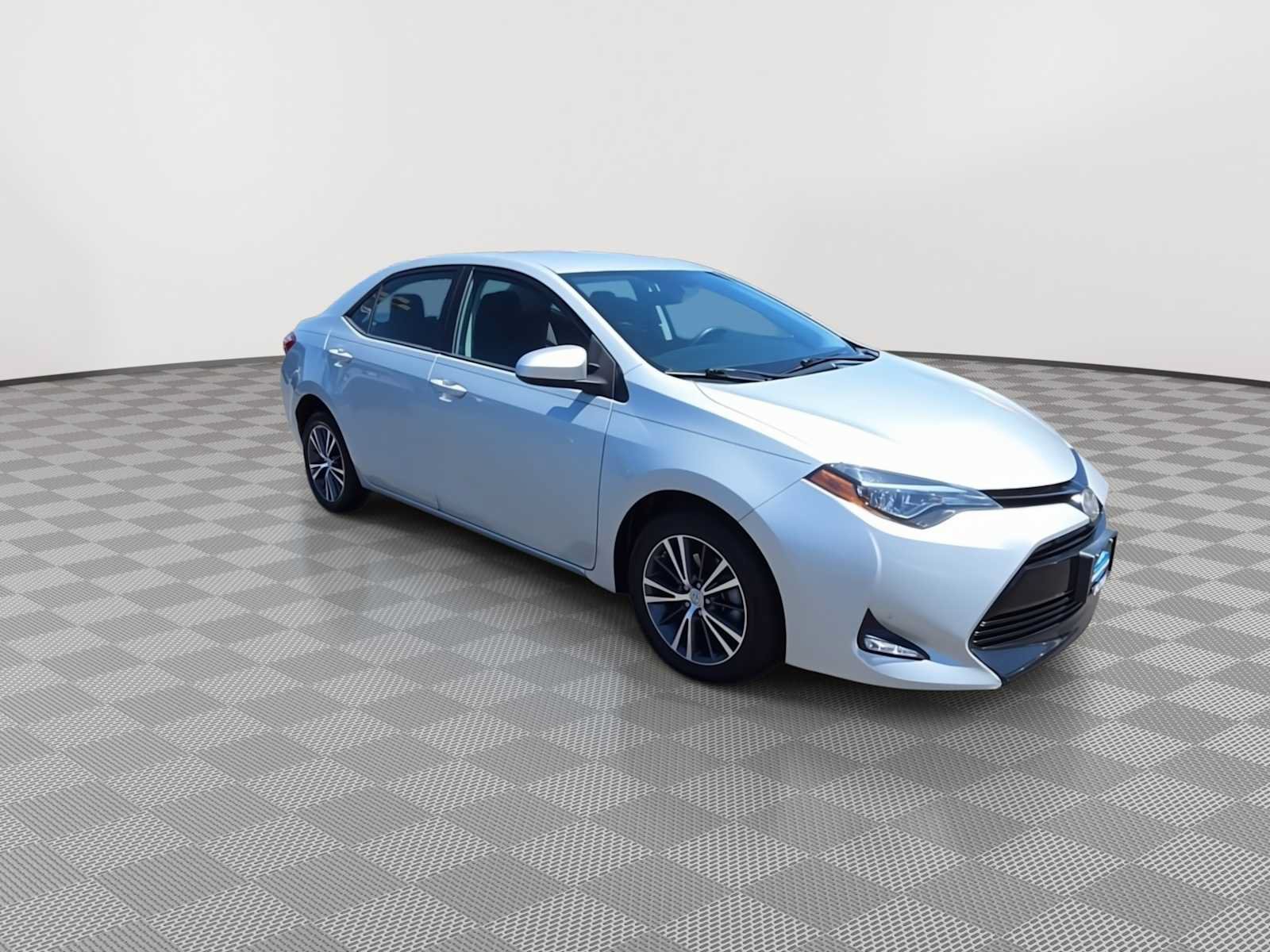 Used 2018 Toyota Corolla LE w/ LE Premium Package FWD image 2