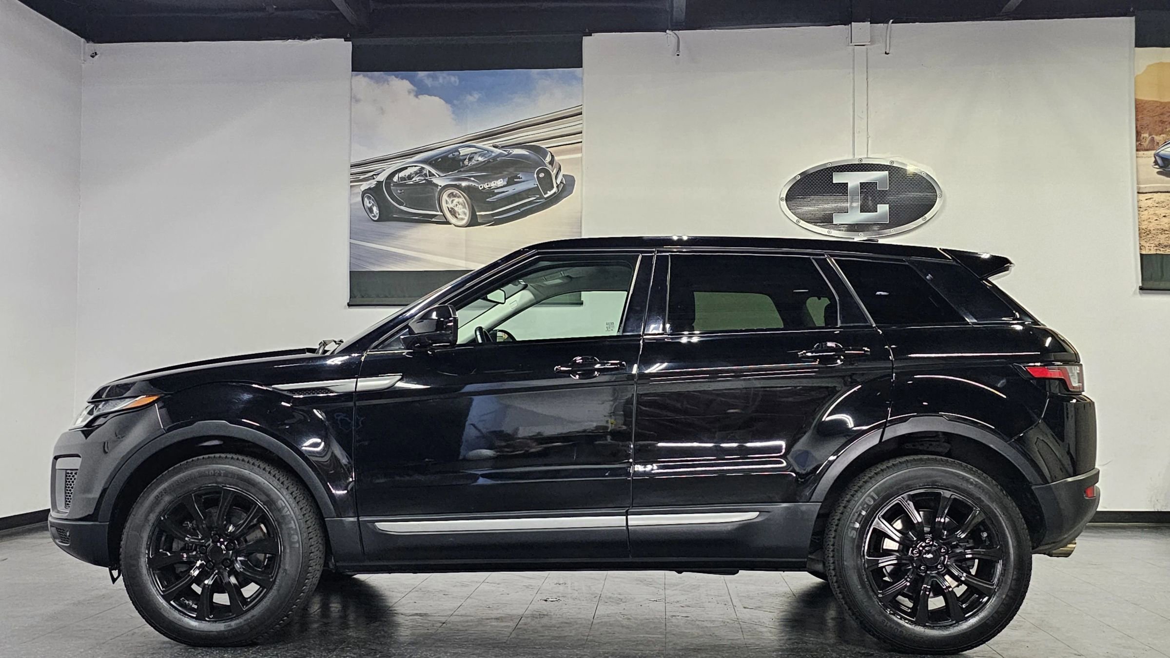 Used 2017 Land Rover Range Rover Evoque SE AWD/4WD image 12