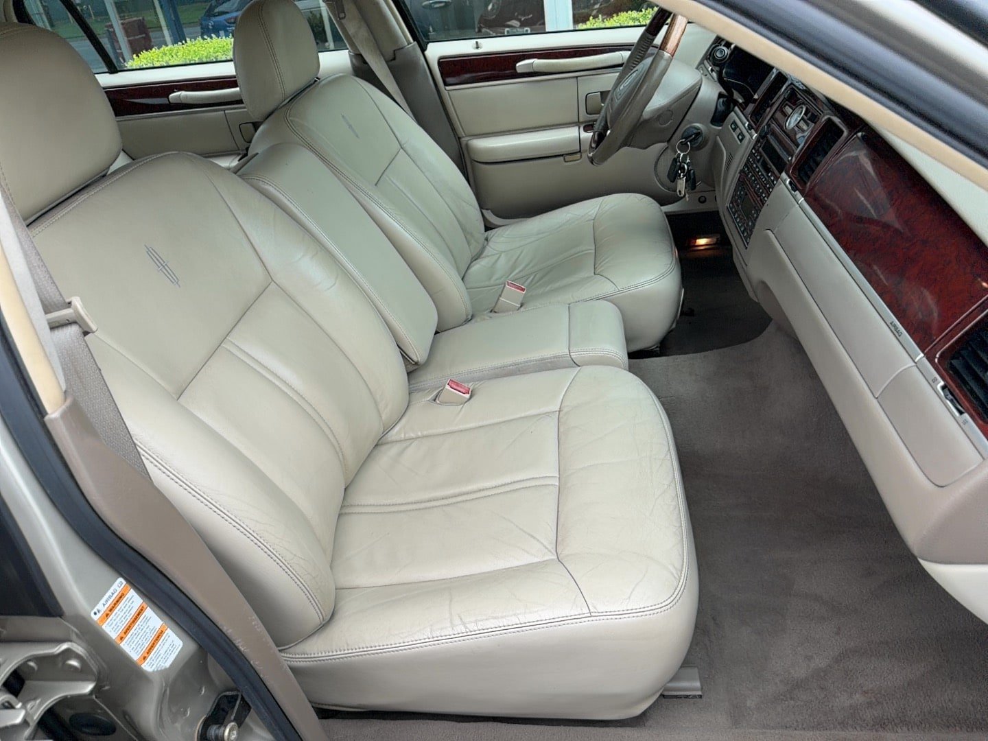 Used 2004 Lincoln Town Car Ultimate RWD image 17