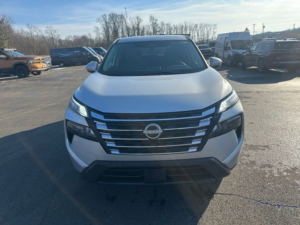 Used 2024 Nissan Rogue SV image 2