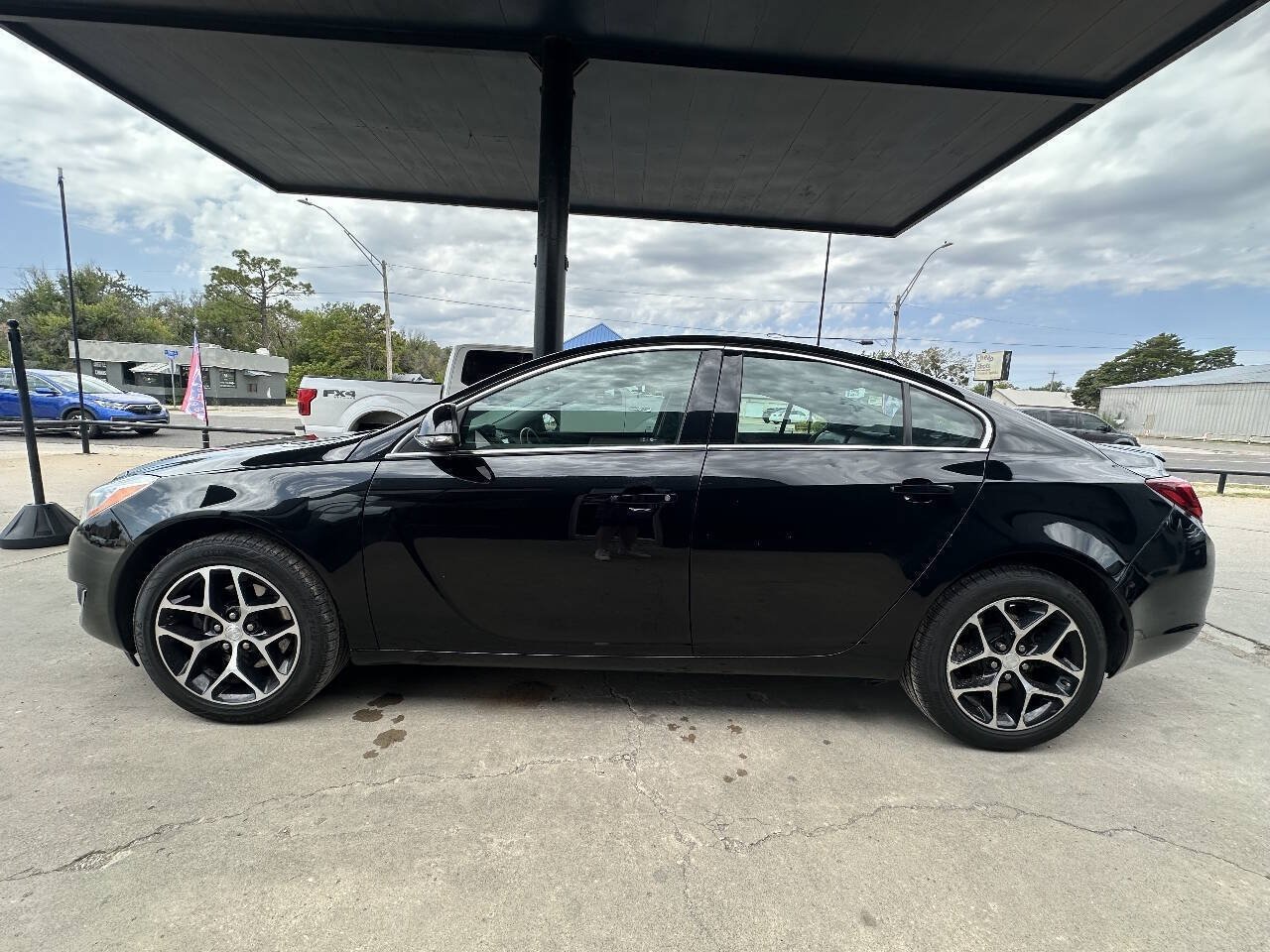 Used 2017 Buick Regal Sport Touring FWD image 5