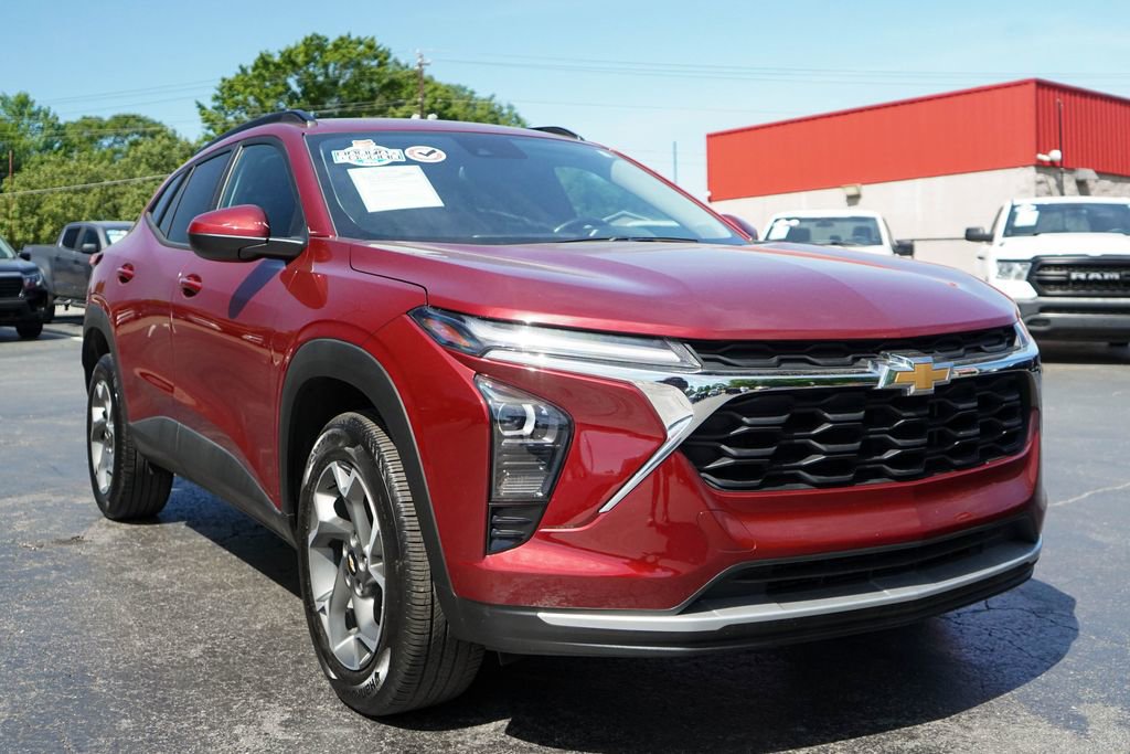 Used 2025 Chevrolet Trax LT w/ Driver Confidence Package FWD image 37