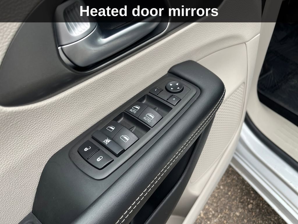 Used 2024 Chrysler Pacifica Touring-L image 15