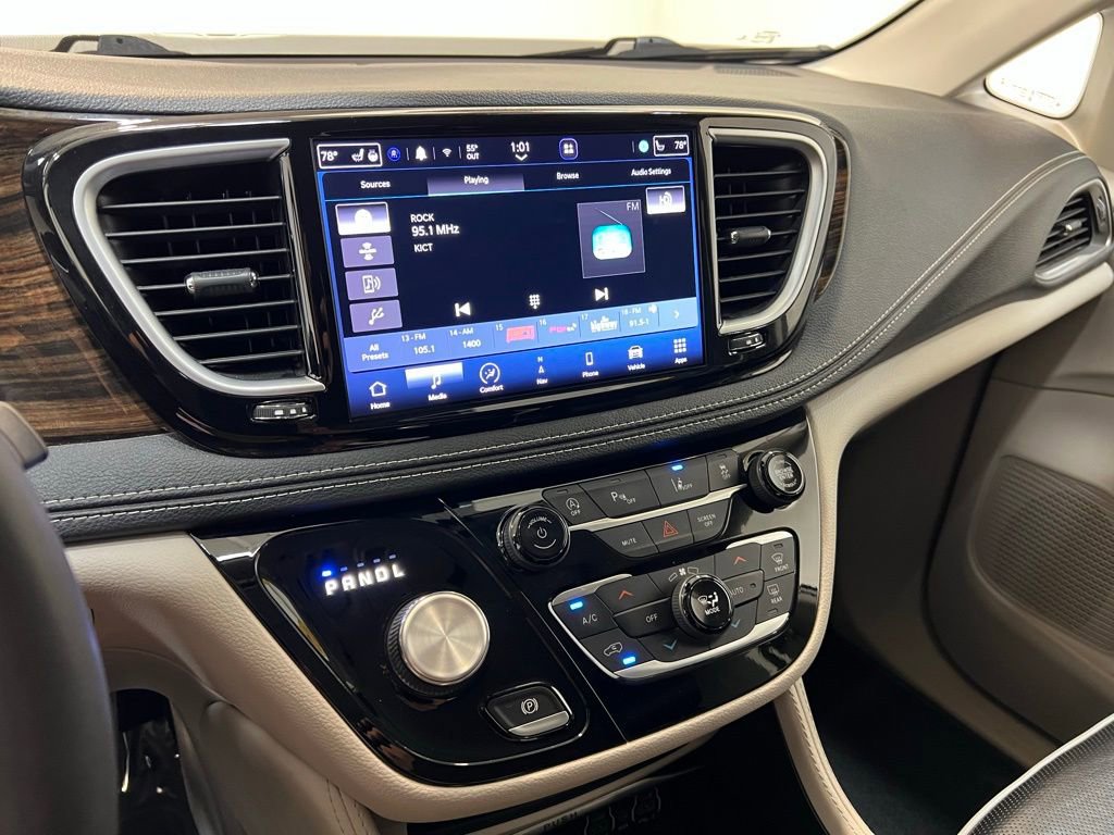 Used 2023 Chrysler Pacifica Limited image 23