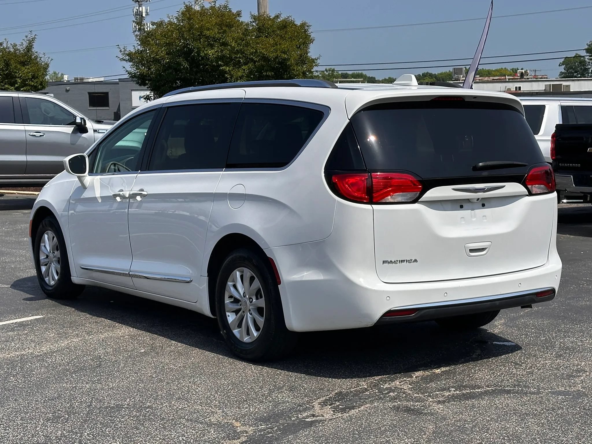 Used 2019 Chrysler Pacifica Touring-L FWD image 10