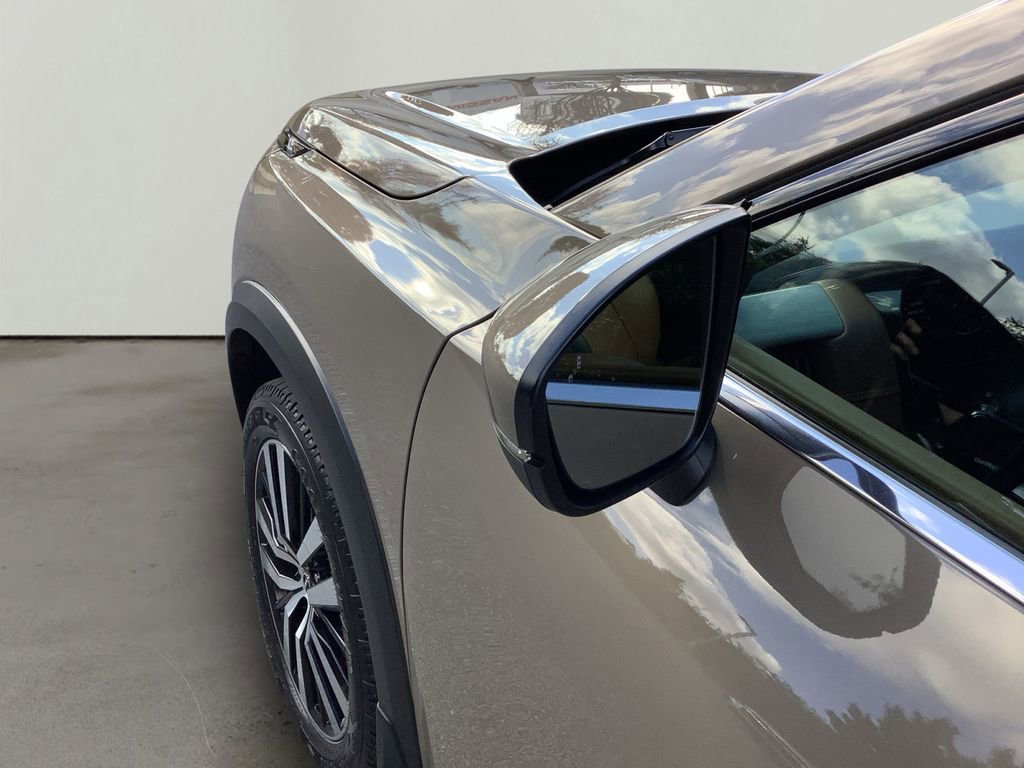 Used 2023 Nissan Pathfinder Platinum image 11