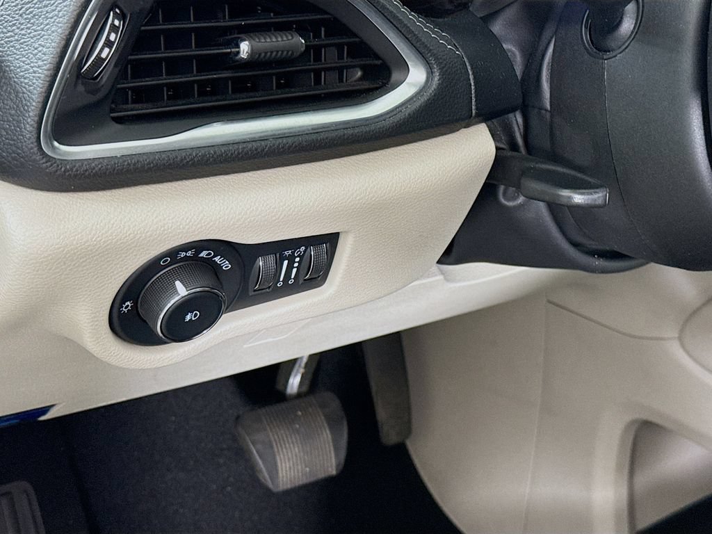 Used 2023 Chrysler Pacifica Limited AWD/4WD image 20