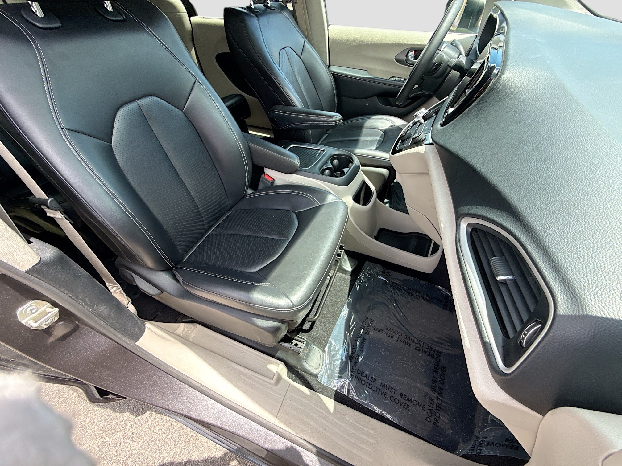 Used 2023 Chrysler Pacifica Touring-L FWD image 15
