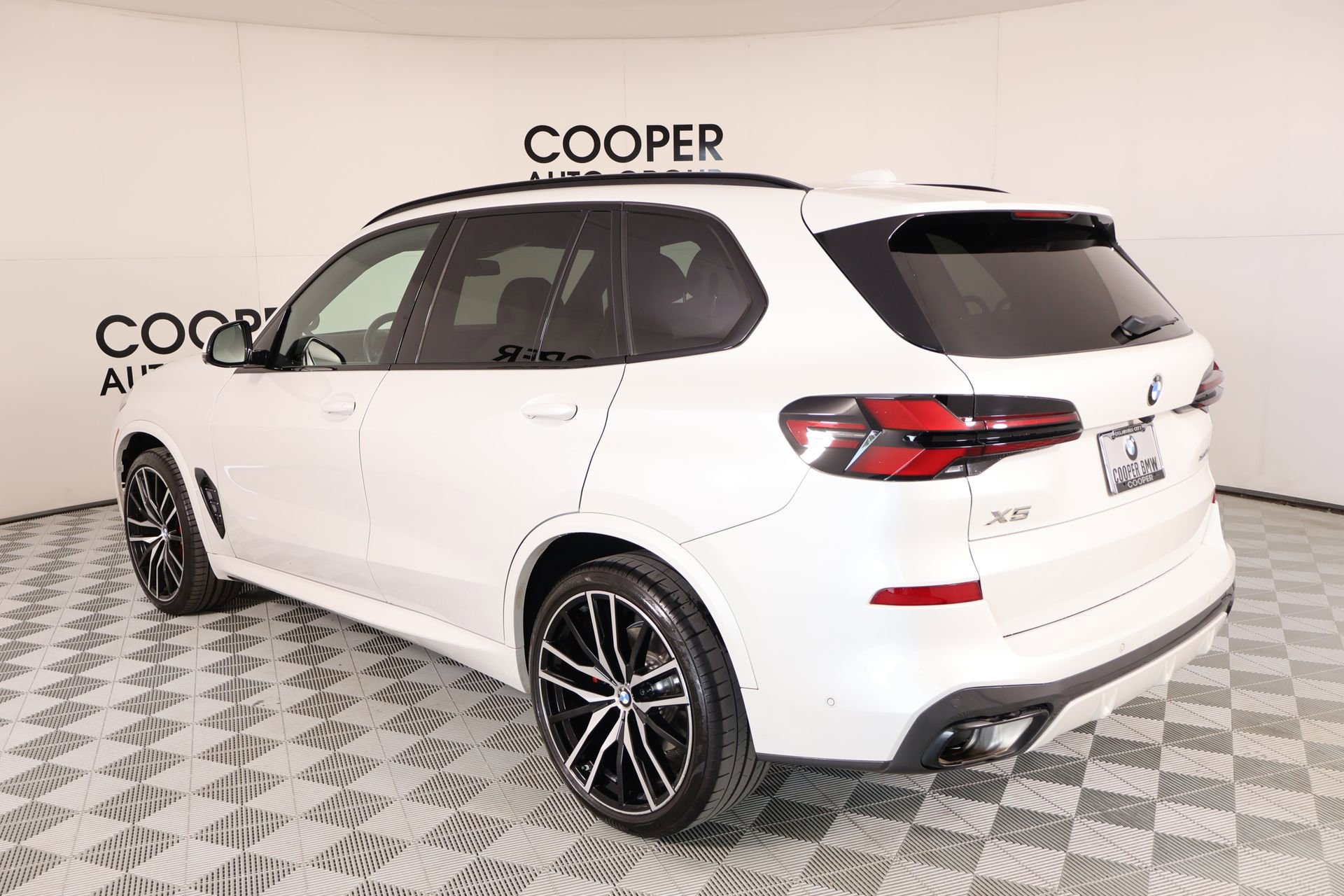 Used 2024 BMW X5 xDrive40i w/ M Sport Package AWD/4WD image 24