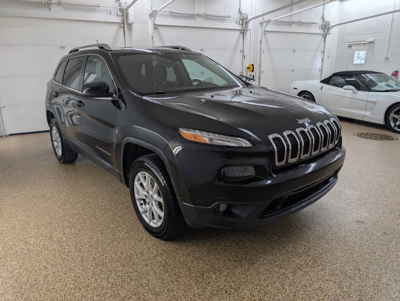 Used 2015 Jeep Cherokee Latitude w/ Cold Weather Group AWD/4WD image 5