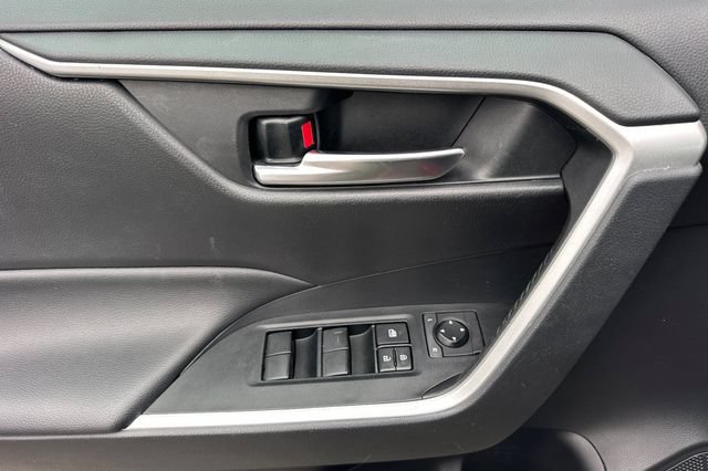 Used 2021 Toyota RAV4 XLE w/ Convenience Package FWD image 11