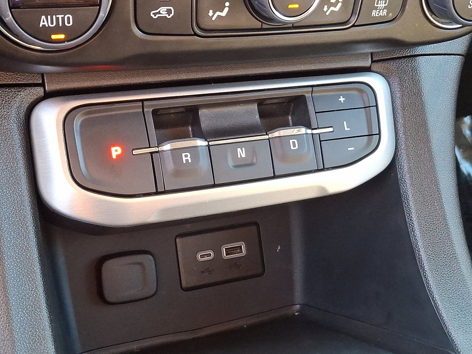 Used 2023 GMC Acadia SLE image 15