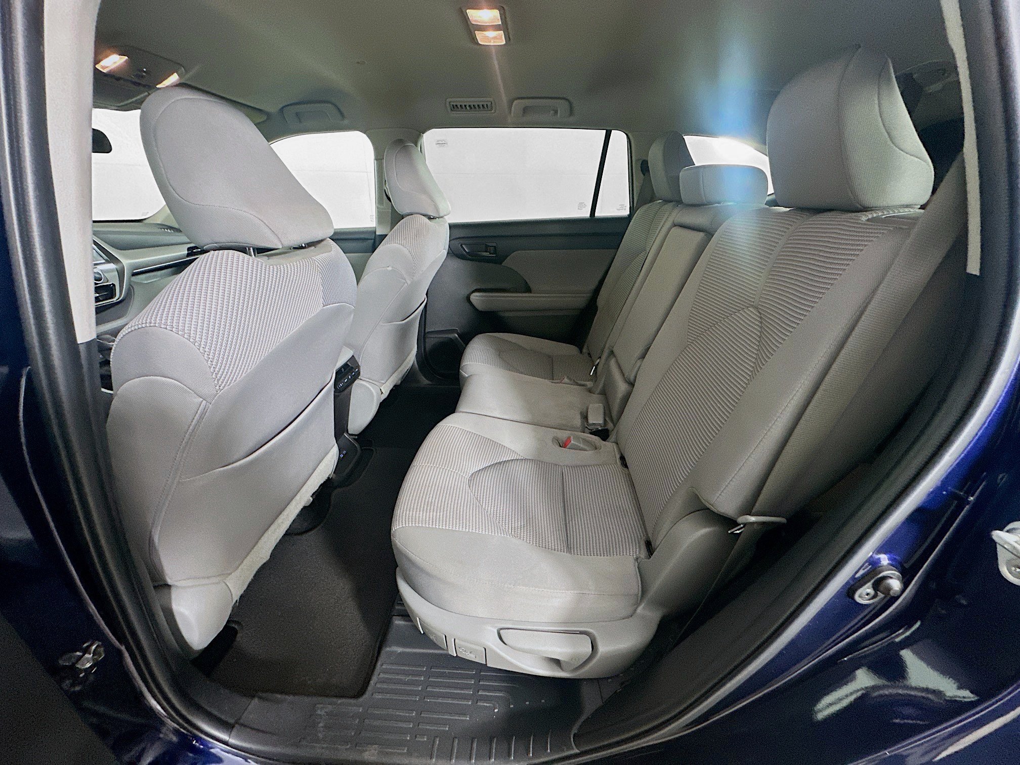 Used 2022 Toyota Highlander LE FWD image 27