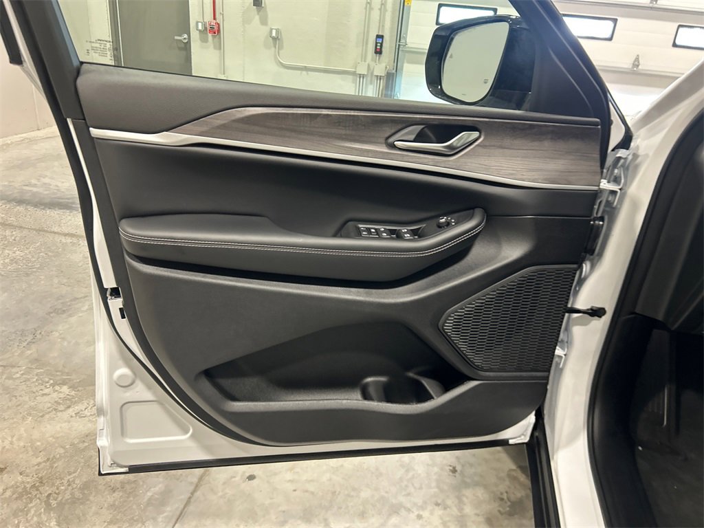 New 2026 Jeep Grand Cherokee Laredo image 15