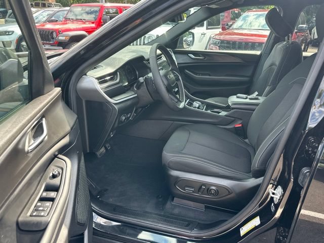 Used 2025 Jeep Grand Cherokee L Laredo AWD/4WD image 27