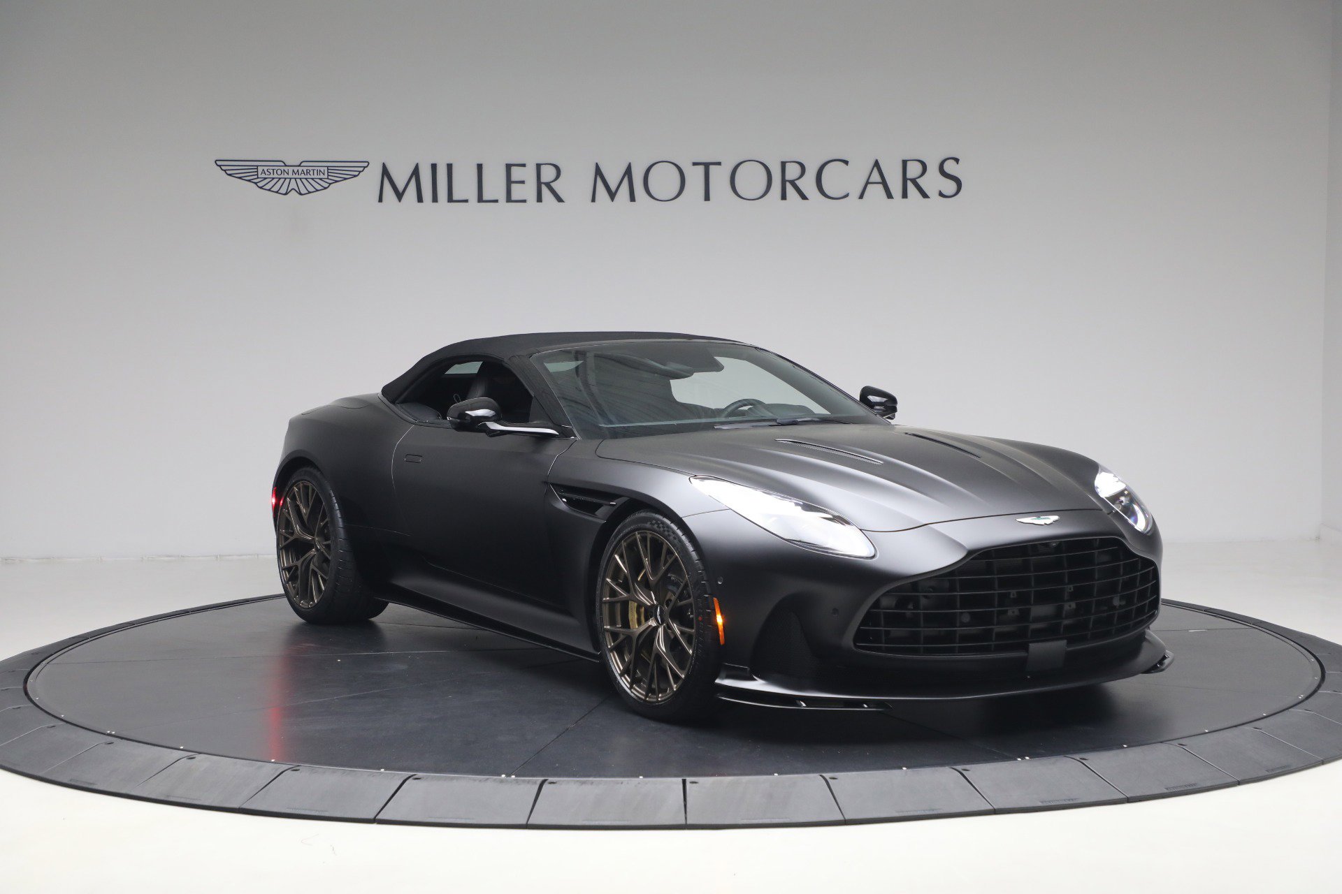 Used 2024 Aston Martin DB12 Convertible RWD image 24