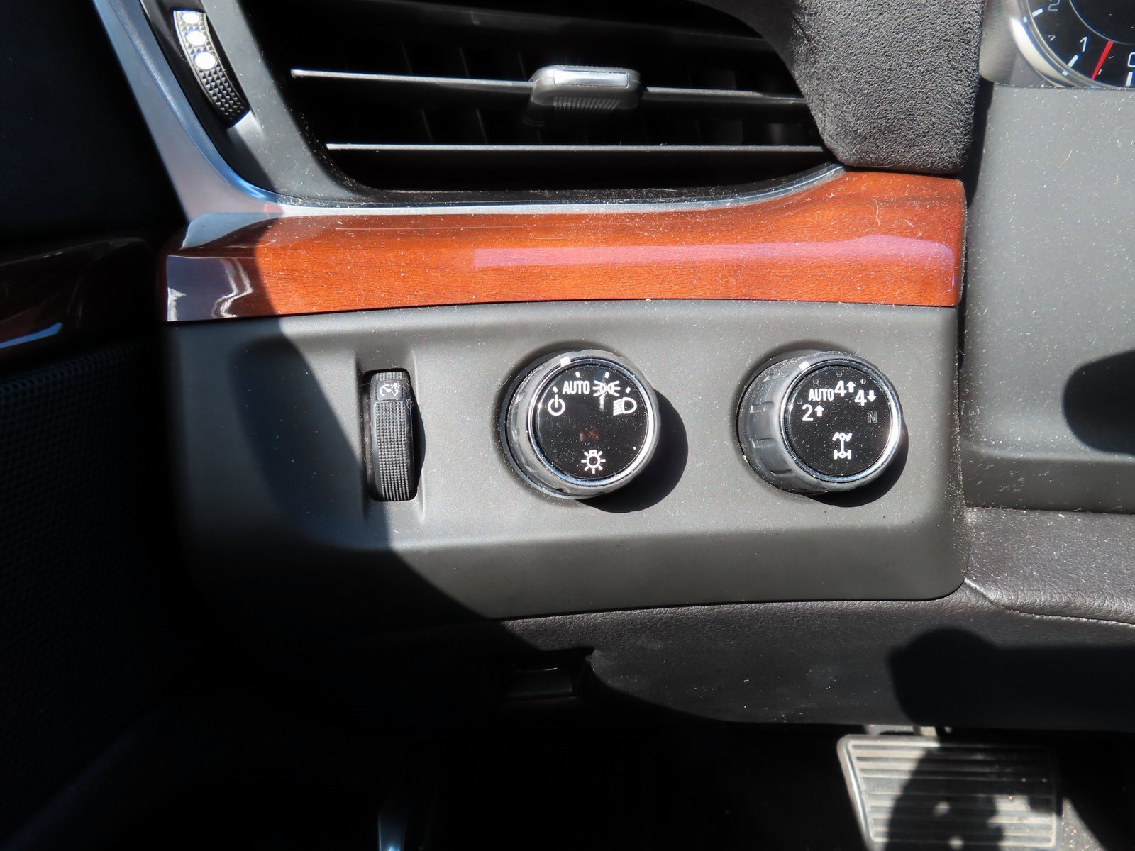 Used 2020 Cadillac Escalade ESV Premium Luxury image 13