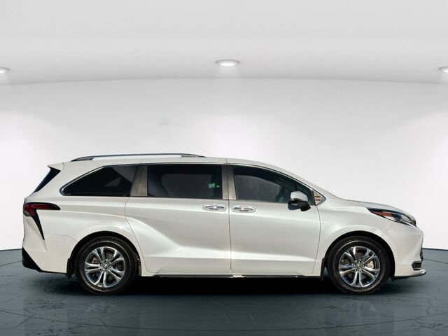 Used 2023 Toyota Sienna Platinum image 8