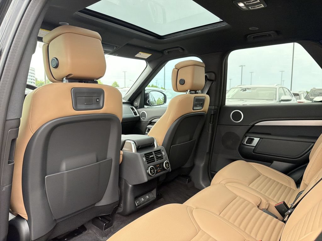 Used 2024 Land Rover Discovery Dynamic SE AWD/4WD image 11