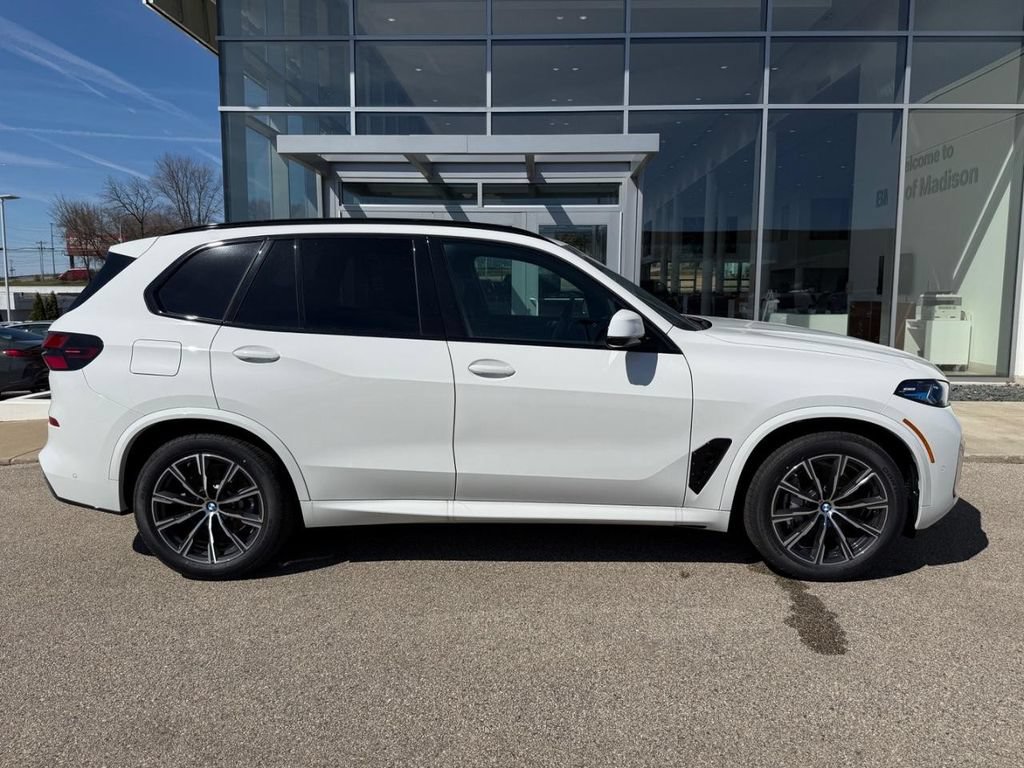 New 2026 BMW X5 xDrive40i w/ M Sport Package AWD/4WD image 2