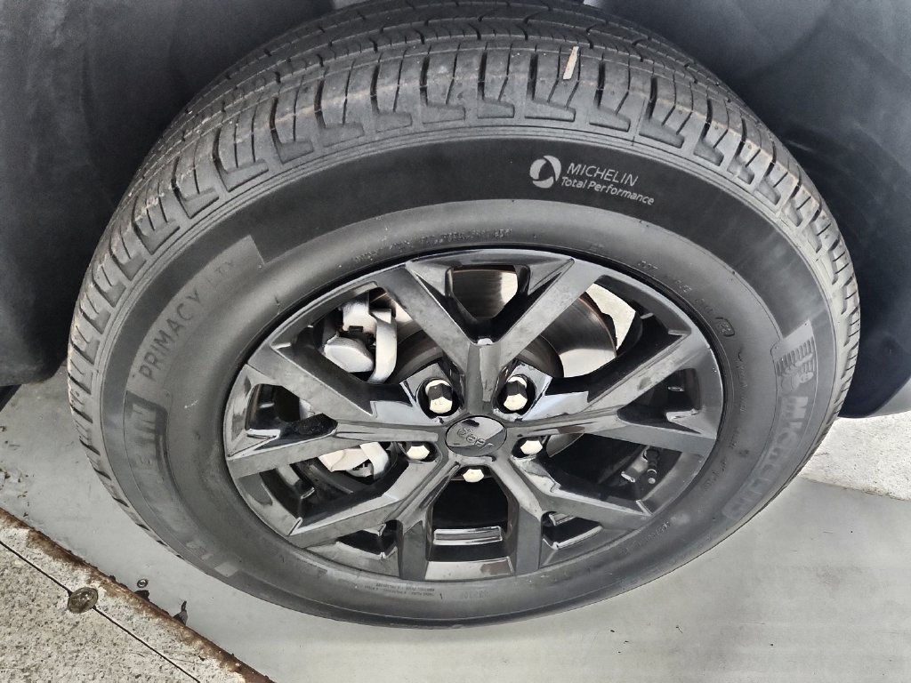 Certified 2025 Jeep Grand Cherokee Altitude AWD/4WD image 37