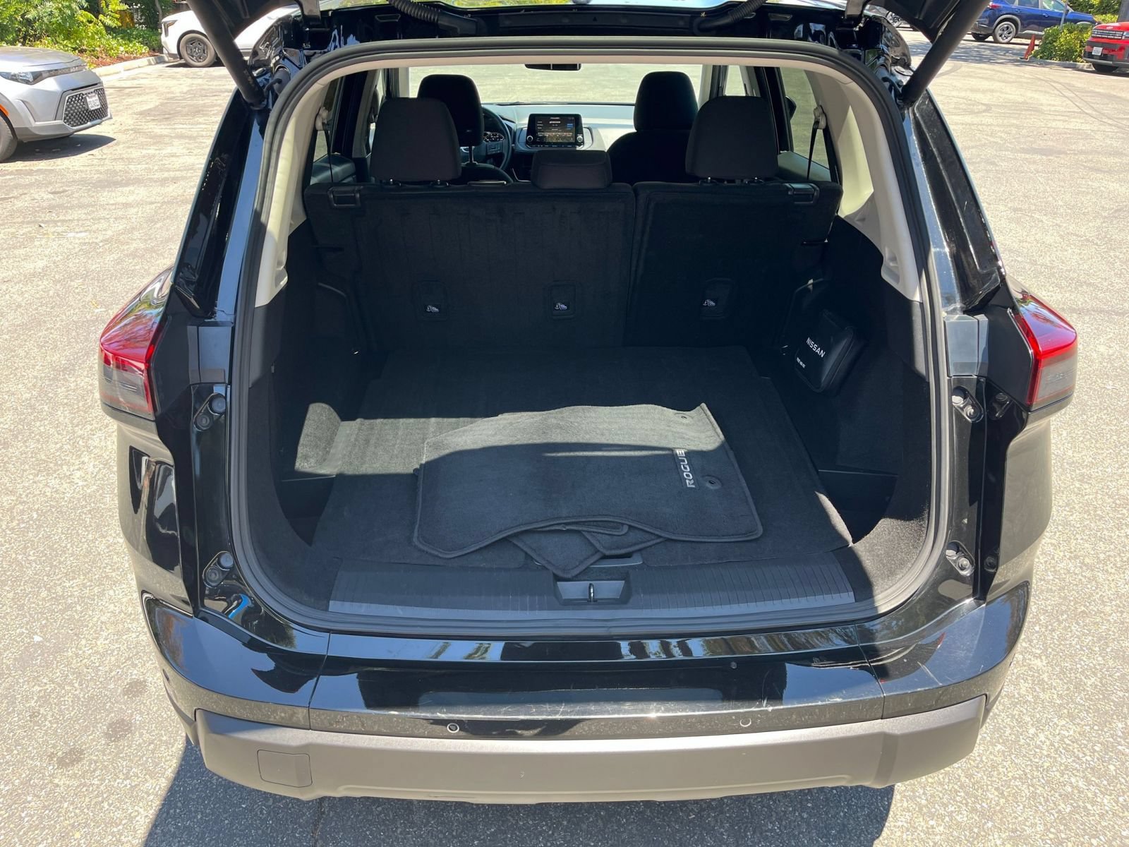 Used 2025 Nissan Rogue SV FWD image 32