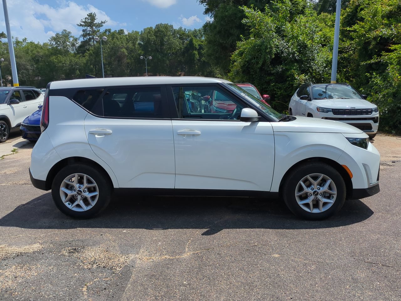 Certified 2025 Kia Soul LX w/ LX Technology Package FWD image 4