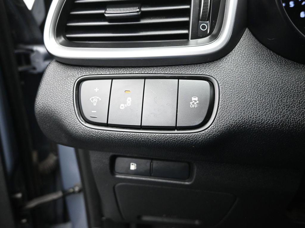 Used 2020 Kia Sorento LX image 12