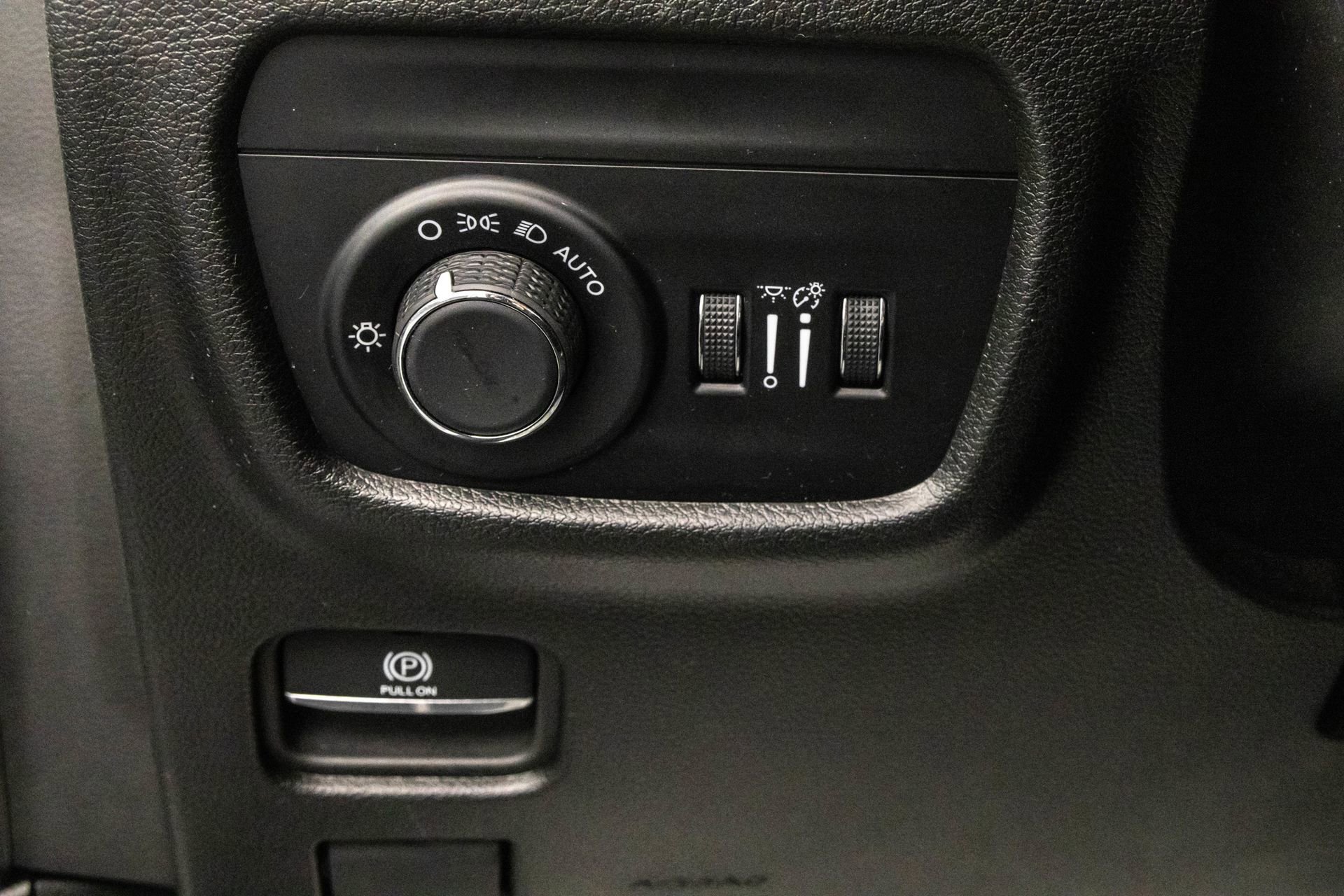 Used 2023 Jeep Grand Cherokee Laredo X image 18