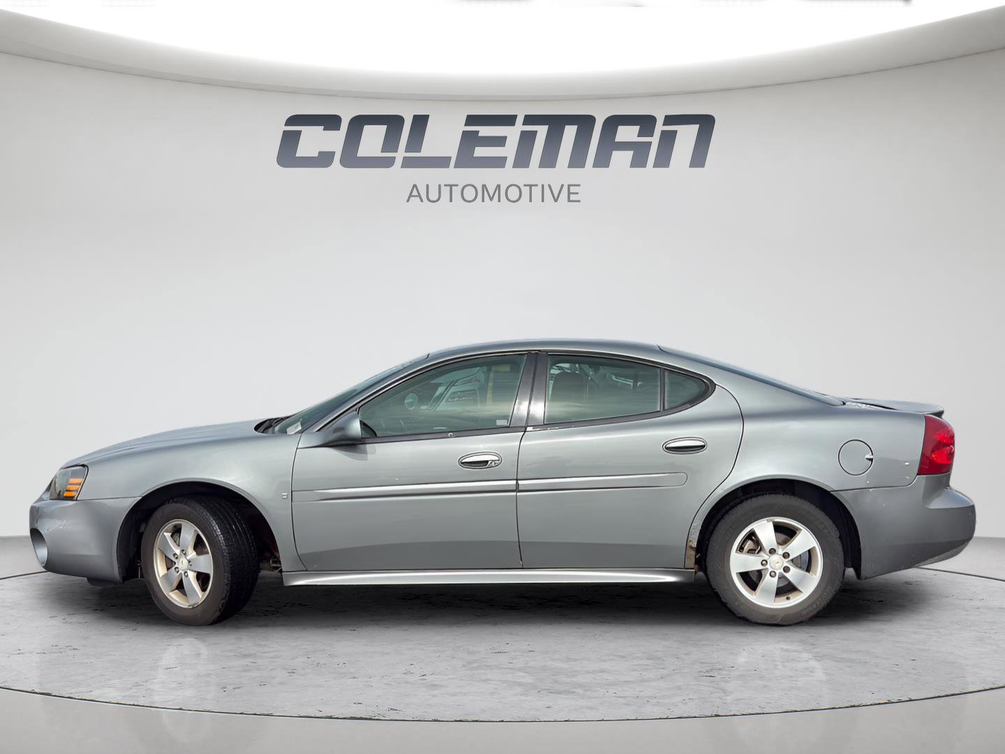 Used 2008 Pontiac Grand Prix FWD image 2