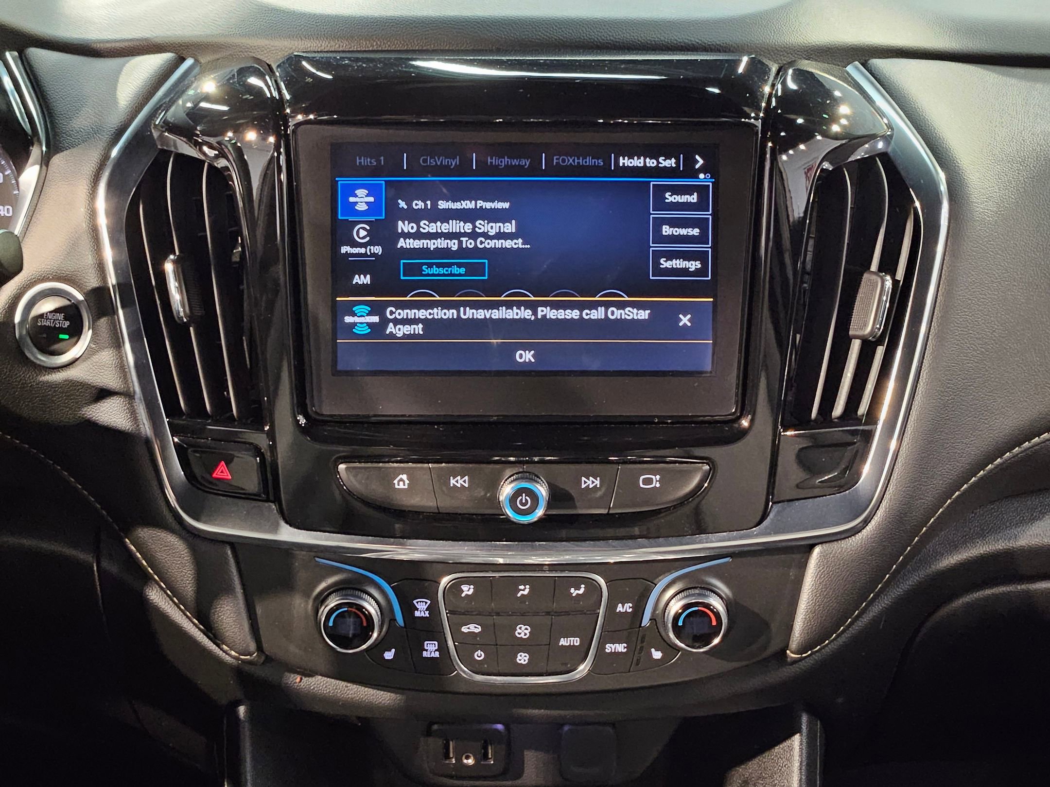 Used 2023 Chevrolet Traverse LT w/ Rear Camera Mirror Package FWD image 16