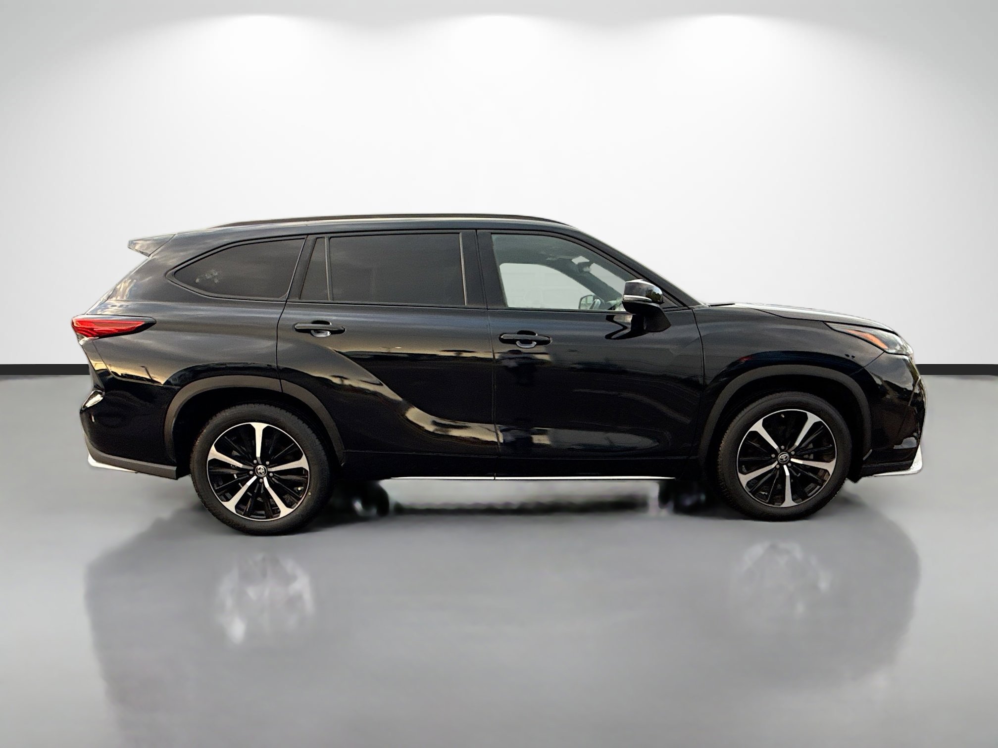 Used 2022 Toyota Highlander XSE image 2