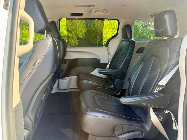 Used 2023 Chrysler Pacifica Touring-L FWD image 27