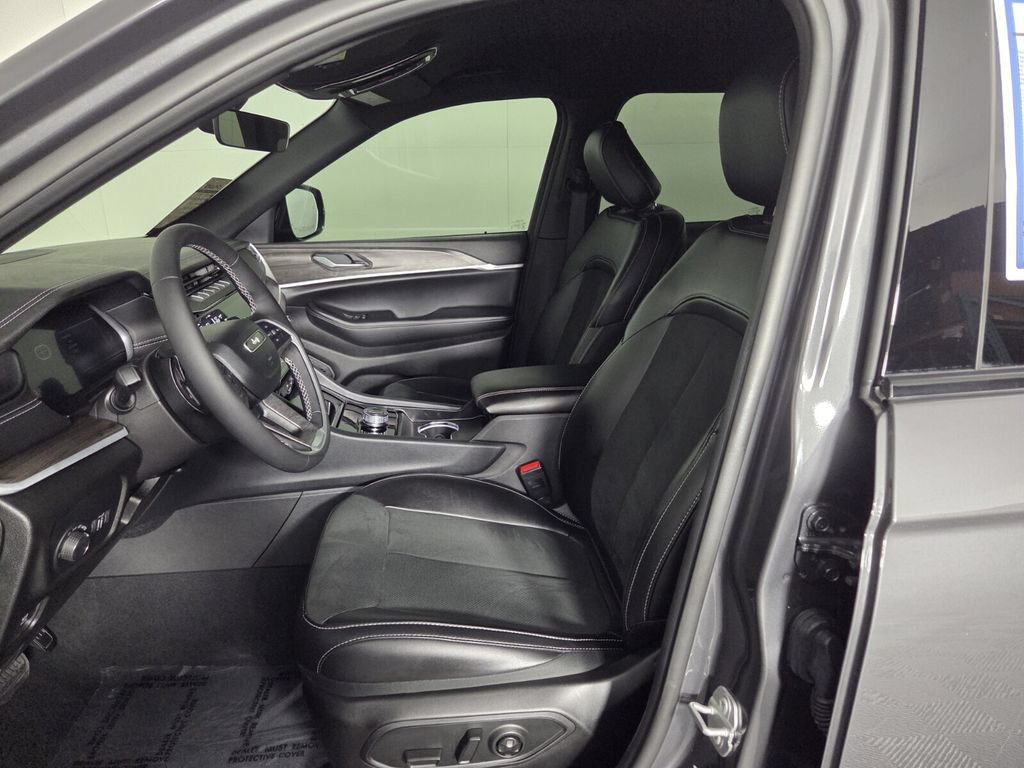 Used 2026 Jeep Grand Cherokee Altitude RWD image 8
