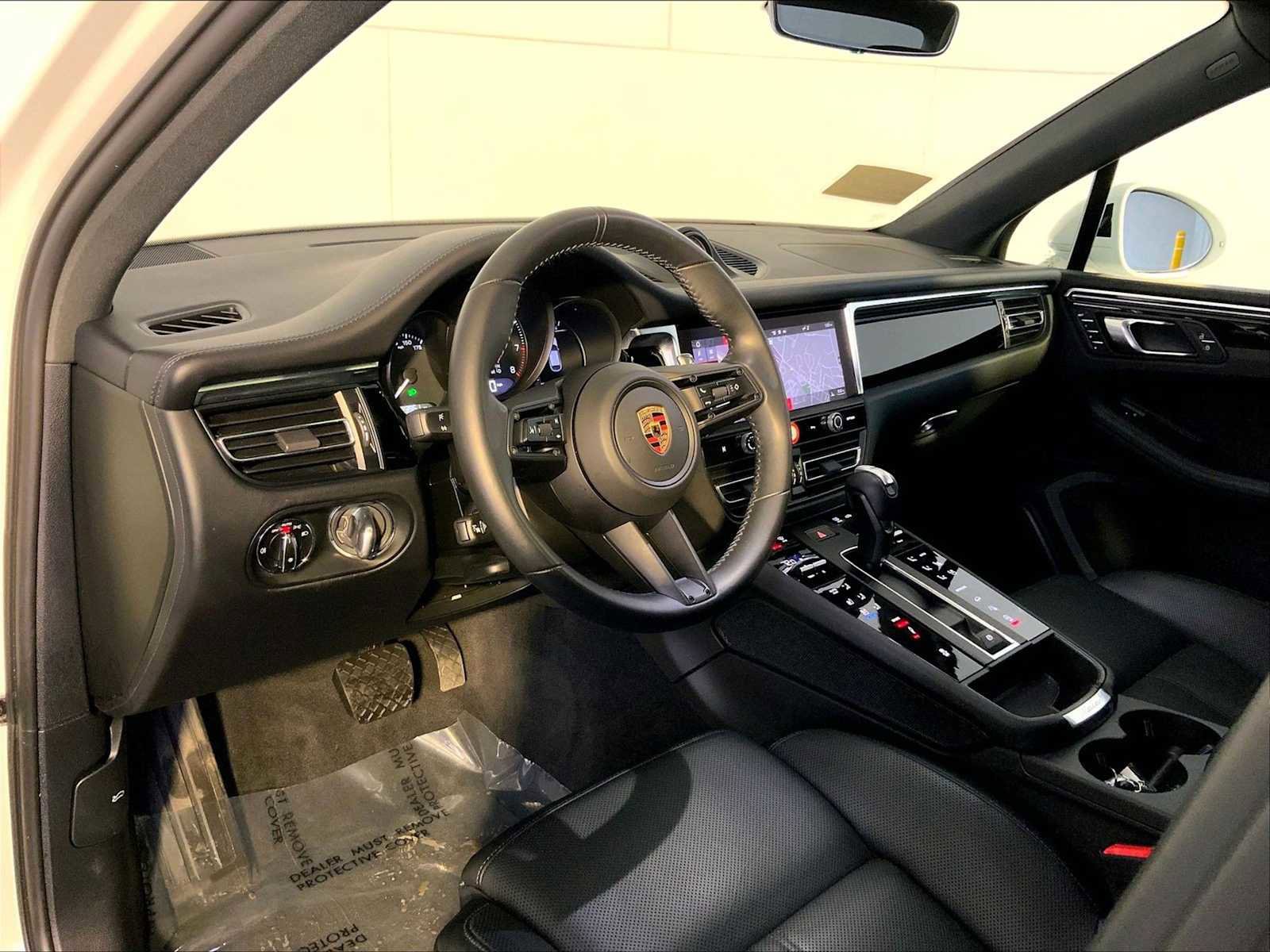 Certified 2023 Porsche Macan image 4