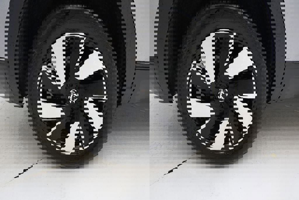 Used 2025 Volkswagen Atlas Cross Sport SE image 10