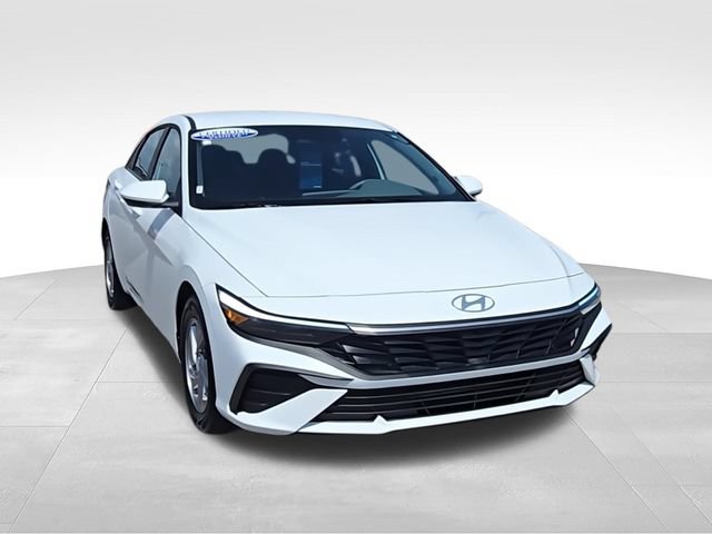 Used 2025 Hyundai Elantra SE FWD image 3