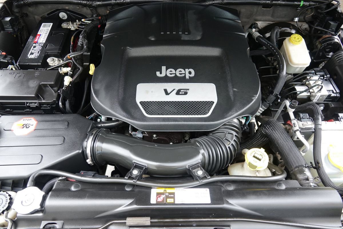 Used 2013 Jeep Wrangler Unlimited Rubicon w/ Connectivity Group image 34