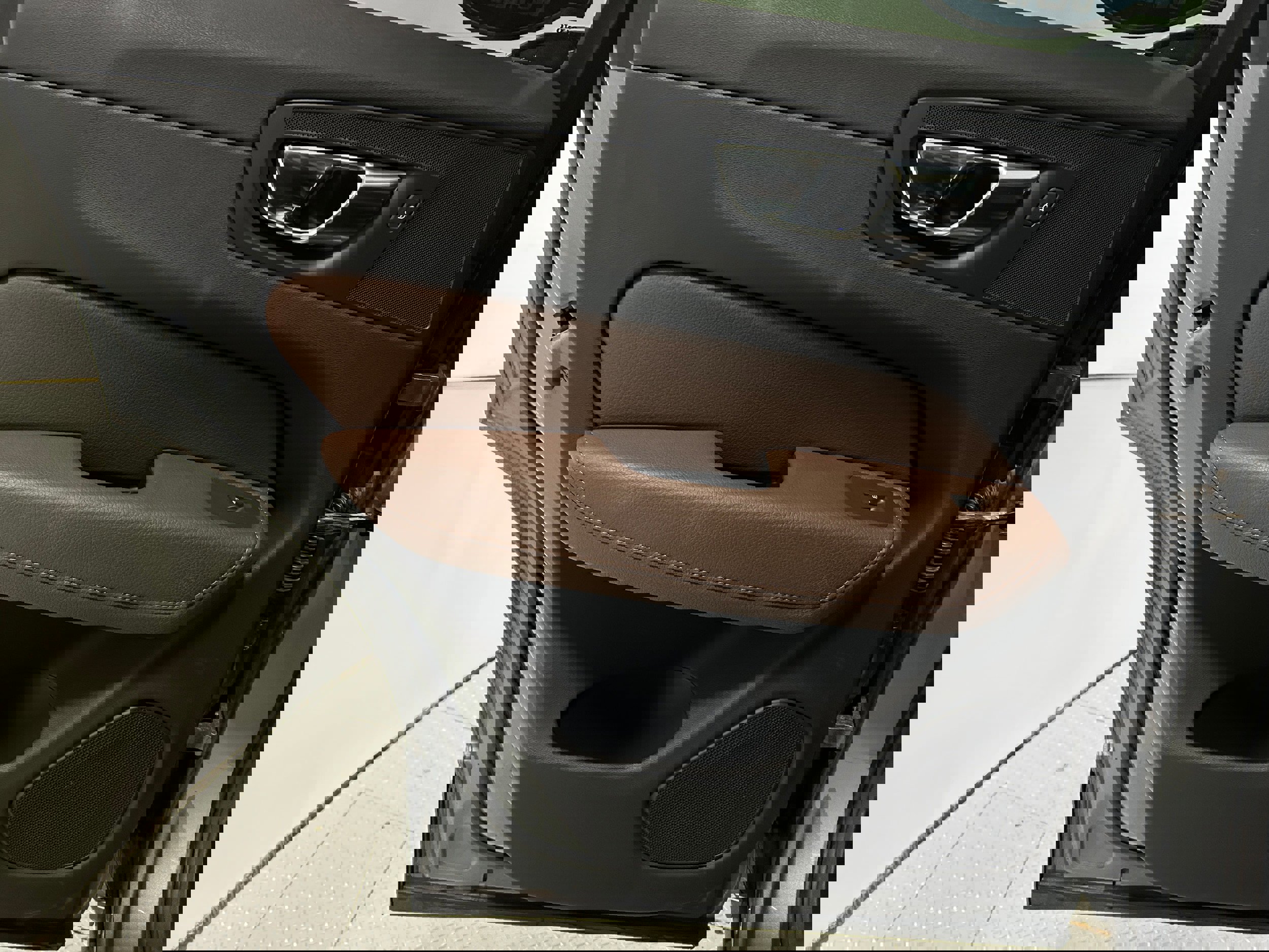 Used 2021 Volvo XC60 T5 Momentum w/ Premium Package image 27