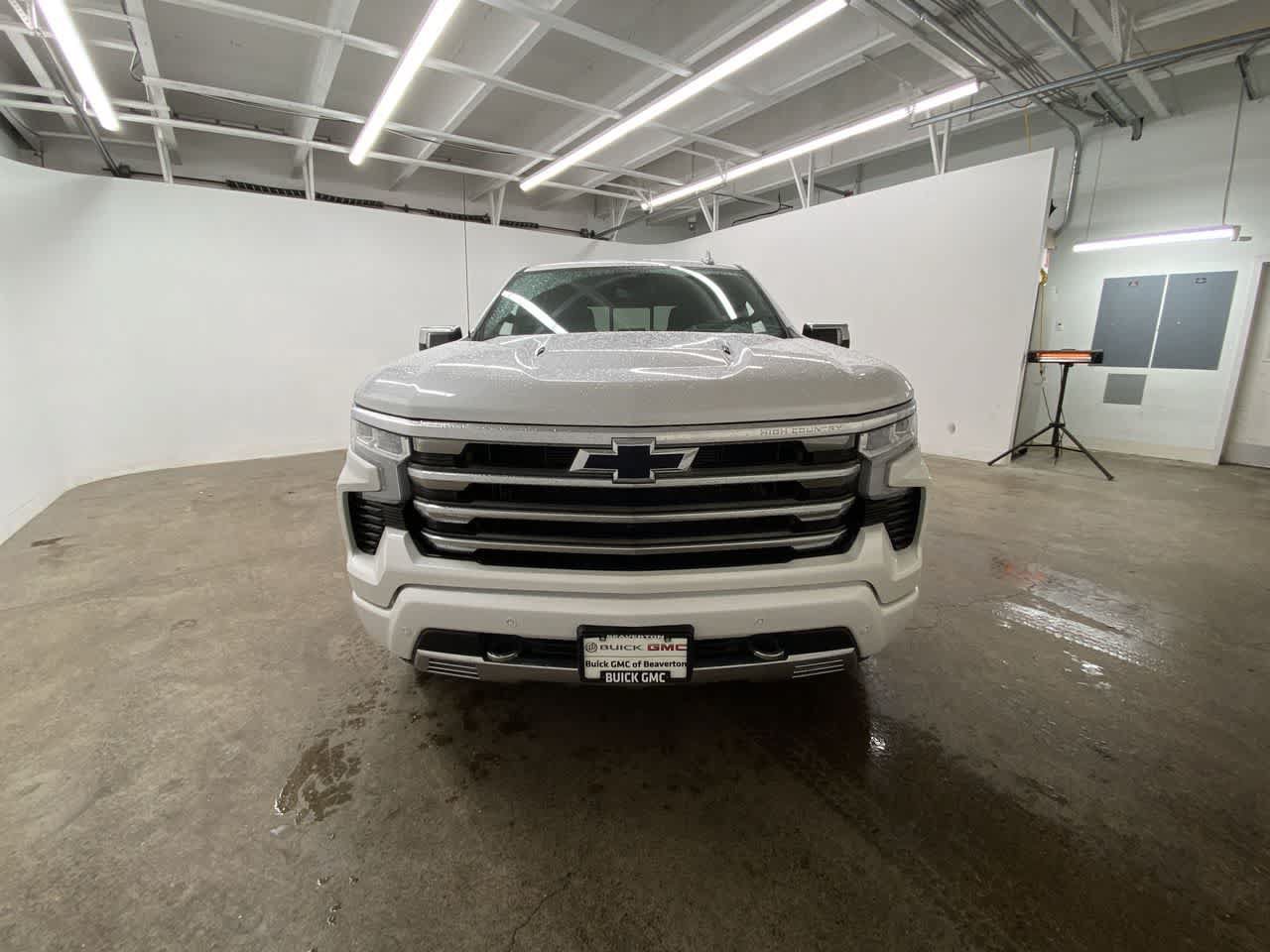 Used 2023 Chevrolet Silverado 1500 High Country w/ Technology Package AWD/4WD image 9