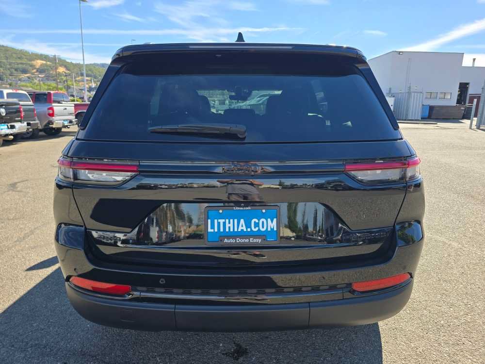 Used 2025 Jeep Grand Cherokee Limited w/ Black Appearance Package AWD/4WD image 4
