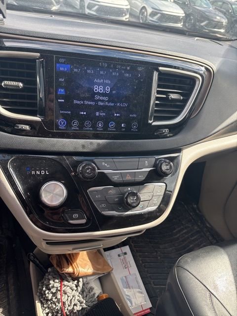 Used 2017 Chrysler Pacifica Touring-L image 10