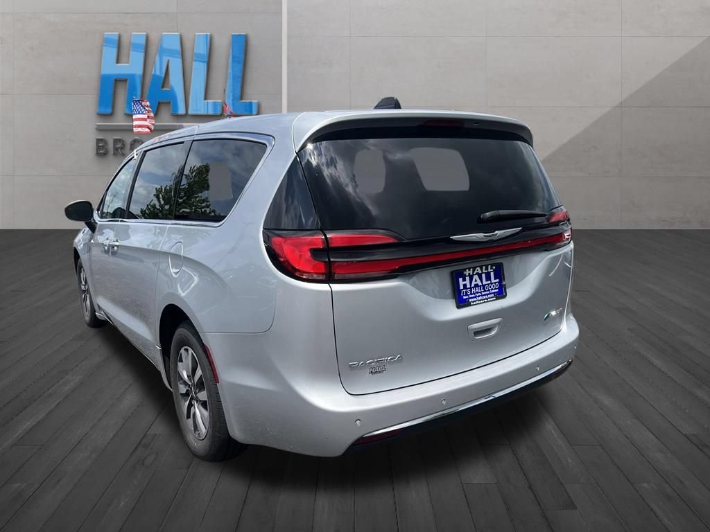 Used 2023 Chrysler Pacifica Touring-L FWD image 3