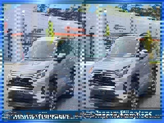 Used 2022 Toyota RAV4 XLE w/ Carpet Mat Package (TMS) image 4