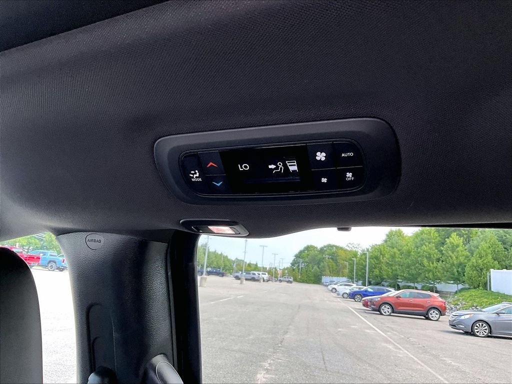 Used 2025 Chrysler Pacifica Limited FWD image 29
