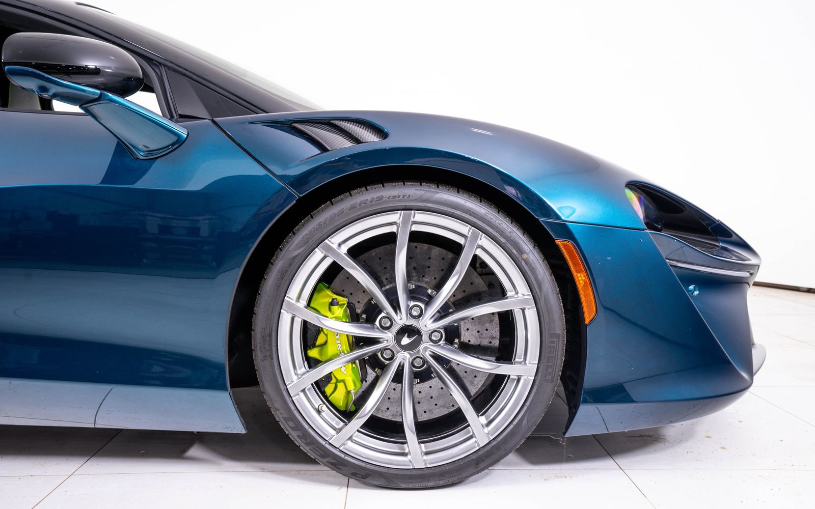 Used 2023 McLaren Artura image 17