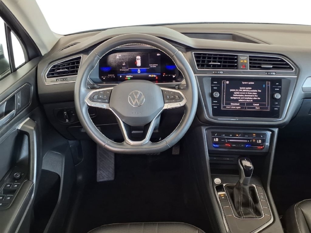 Used 2023 Volkswagen Tiguan SE w/ Panoramic Sunroof Package FWD image 16