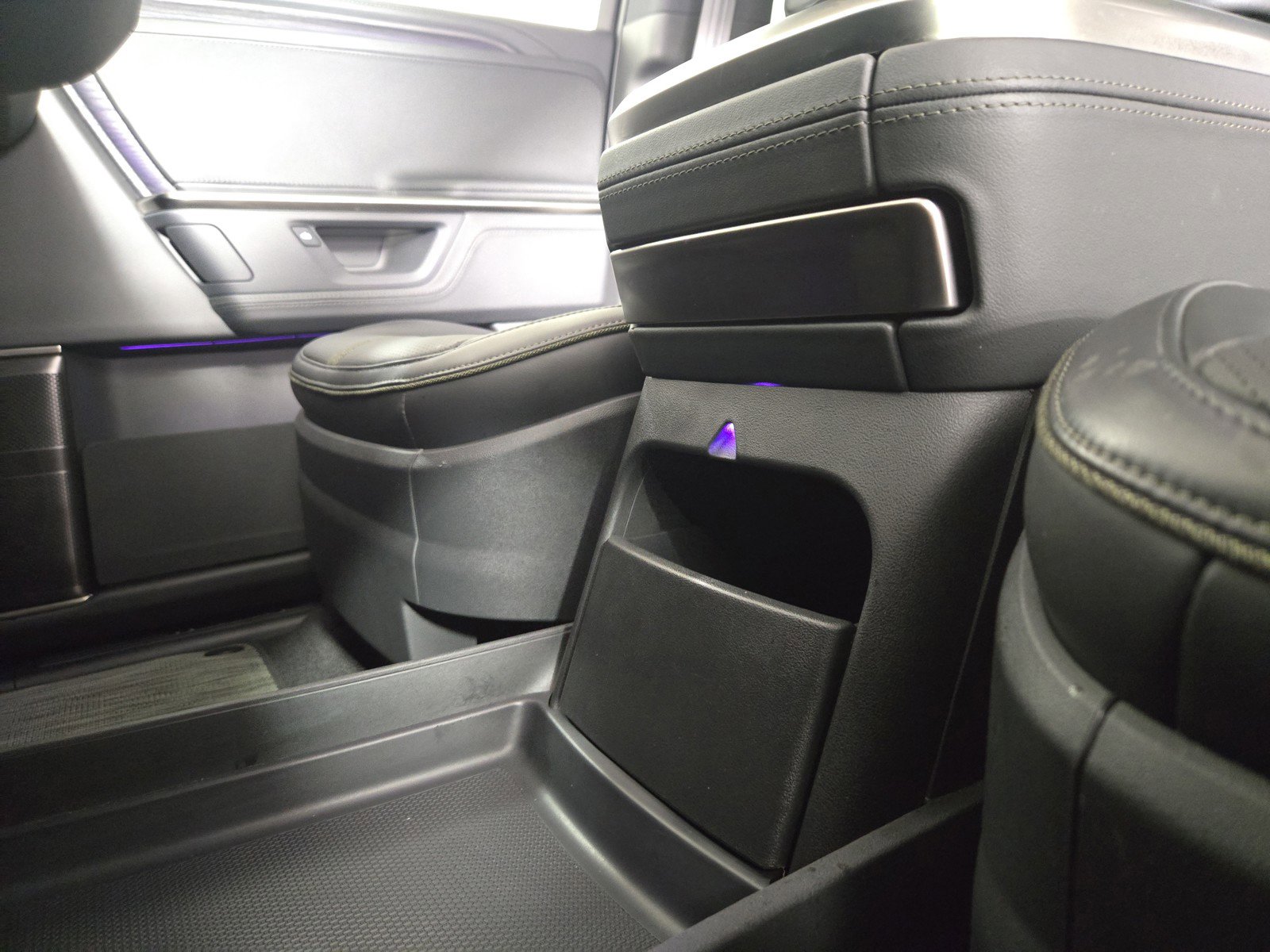 Used 2025 Rivian R1S Adventure image 33